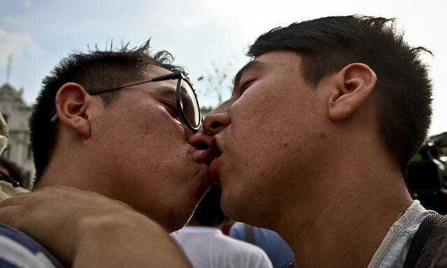 Así se realizó la 'Besatón contra la homofobia' organizado por la comunidad LGBT | FOTOS