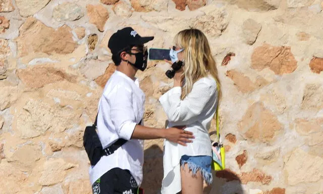 Danna Paola y Alex Hoyer en Ibiza. FOTO: Instagram