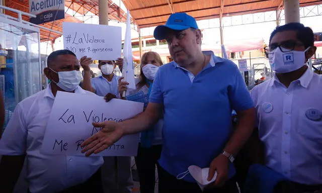 Rafael López Aliaga publicitó candidatura a la presidencia en el mercado San Camilo. Créditos foto: Oswald Charca/La República.