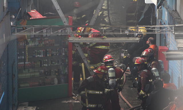 Bomberos controlaron incendio en la galería 'La Cochera' [FOTOS]