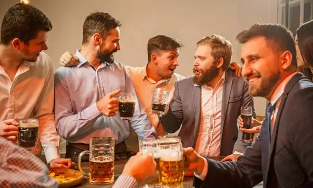 hombres tomando, ebrios, alcohol