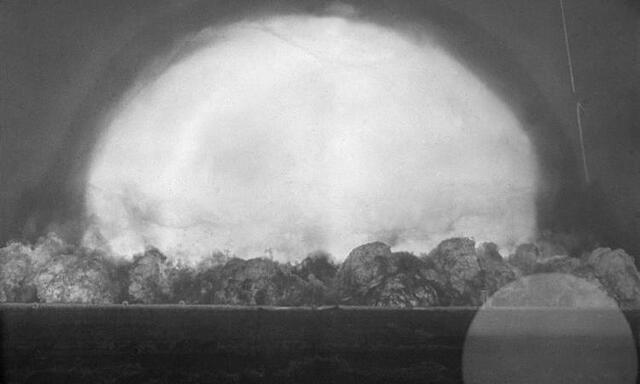 Vista de la primera explosión nuclear durante la prueba Trinity