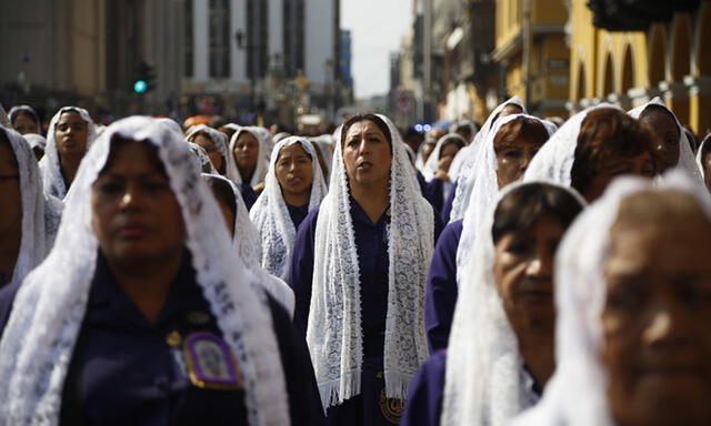 Imagen del Señor de los Milagros sale en procesión por Semana Santa [FOTOS]