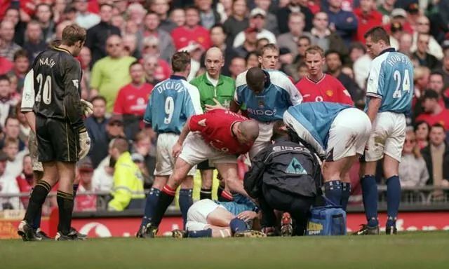 Alf-Inge Haaland recibió una patada de Roy Keane que lo obligó a retirarse antes de lo esperado. Foto: Agencias.