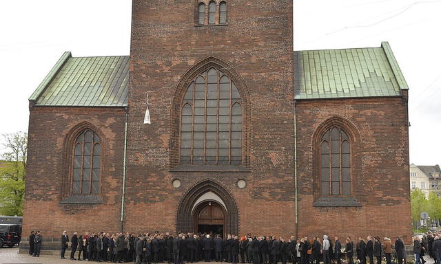 Multimillonario de Dinamarca sepultó a sus tres hijos que murieron en atentados de Sri Lanka