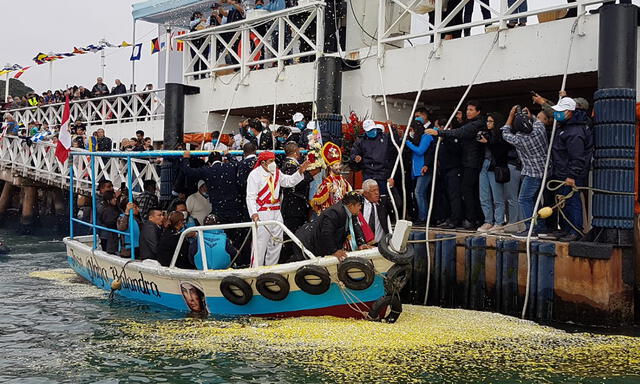  Varios pescadores y feligreses acompañando la procesión mar adentro de San Pedro y San Pablo, en Chorrillos. Foto: Grace Mora/URPI-LR   