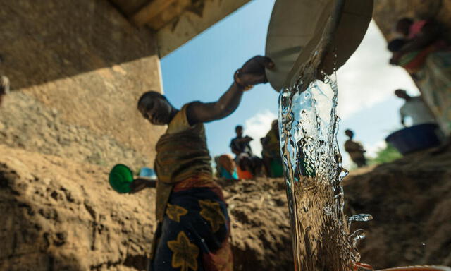  Mujer extrae agua subterránea por medio de un pozo en el lecho de un río en Mozambique. Foto: WWF 