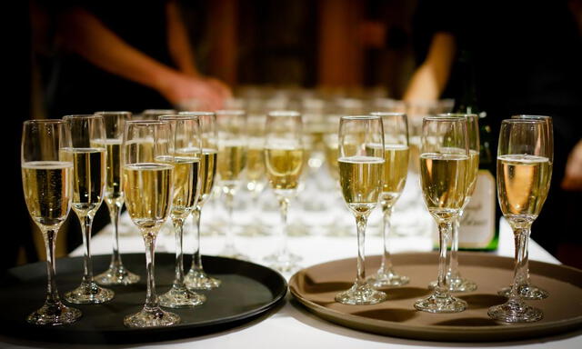  Tomar una copa de champán con un anillo es una cábala de Año Nuevo. Foto: CDN<br>    