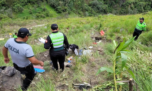 Miembros de la PNP encuentran pertenencias de los fallecidos y heridos que dejó el accidente en Celendín. Foto: PNP.   