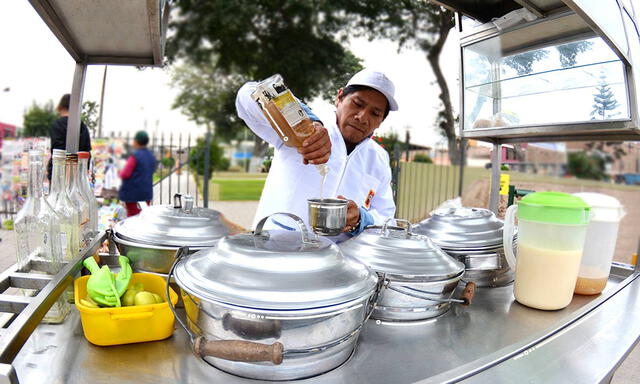 El emoliente suele estar elaborado de manzanilla, cola de caballo, piña, membrillo y linaza. Foto: Marca Perú 