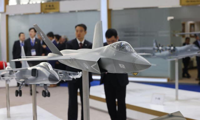 El J-35A, fabricado por Shenyang Aircraft Corporation, es un caza multifuncional que destaca por sus capacidades aire-superficie y su diseño furtivo, aumentando así las habilidades de la Fuerza Aérea del EPL en el Mar de China Meridional. Foto: SCM   