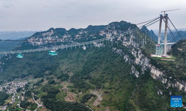 La estructura tiene una longitud total de 2,81 kilómetros, diseñada para atravesar el profundo cañón de Huajing. Foto: Xinhua   