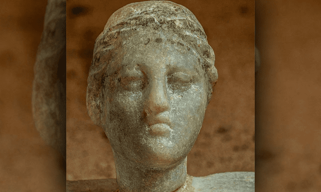 La estatua encontrada en el templo desató entusiasmo como debate entre los expertos. Foto: Ahram Online.   