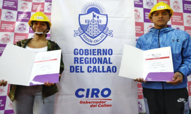 Jóvenes con sus certificados tras concluir cursos gratuitos. Foto: Gob Perú   