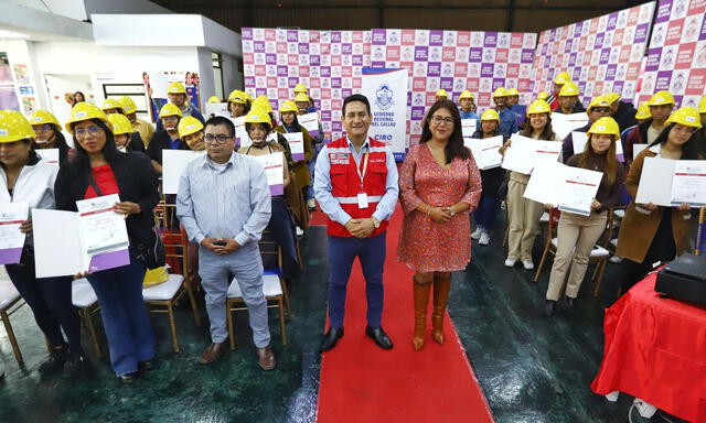 Entrega de certificados. Foto: Gob Perú   