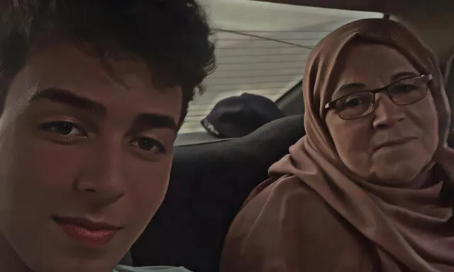 Hosam junto a su madre, quien siempre soñó con verlo feliz y realizado. Foto: GoFundMe