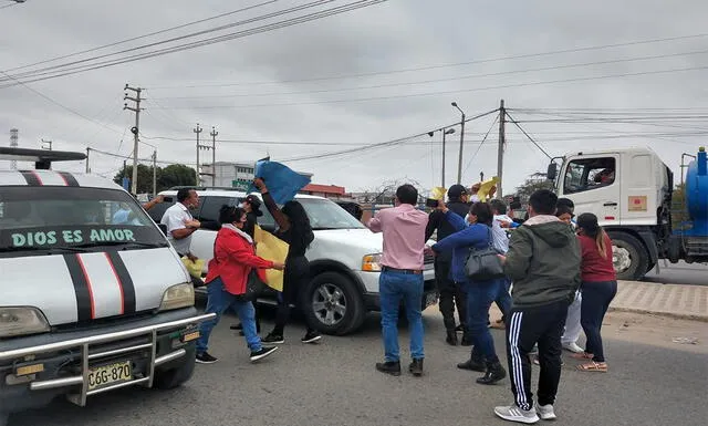 Ciudadanos abordaron vehículo donde se transportaba director de hospital Belén.