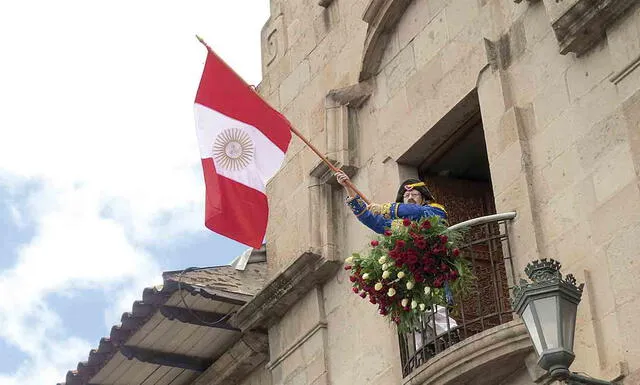 pabellón nacional. Desde el balcón de la antigua Casa Cabildo de Cusco, el general Agustín Gamarra flamea la bandera tras proclamar la independencia, en enero de 1825.