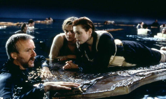  James Cameron junto a Leonardo DiCaprio (Jack) y Kate Winslet (Rose) en el rodaje de "Titanic". Foto: 20th Century Fox<br><br>    