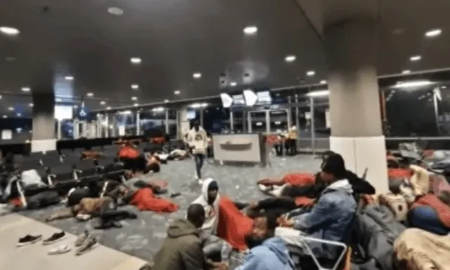 Decenas de migrantes quedan varados en el aeropuerto de El Dorado. Foto: Blu Radio   