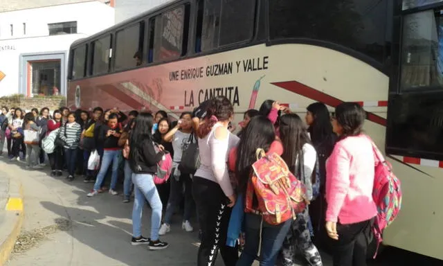  El traslado de los estudiantes se realiza desde 5:50 a.m. y parte de los diversos puntos de Lima hacia el campus universitario. Foto: UNE.<br> 