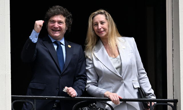  Javier Milei asistió a la investidura de Bukele junto a su hermana. Foto: AFP<br>    