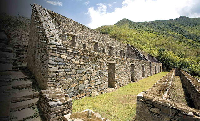 hermana sagrada. Choquequirao, considerado el último bastión inca, solo comparado con Machupicchu. En el área de conservación se asentaron edificaciones rústicas con certificados de posesión.