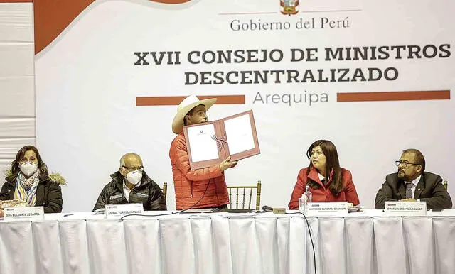 volvió el sombrero.  La gobernadora de Arequipa le obsequió un sombrero characato a Pedro Castillo.
