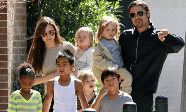 Brad Pitt y Angelina Jolie paseando con sus hijos.