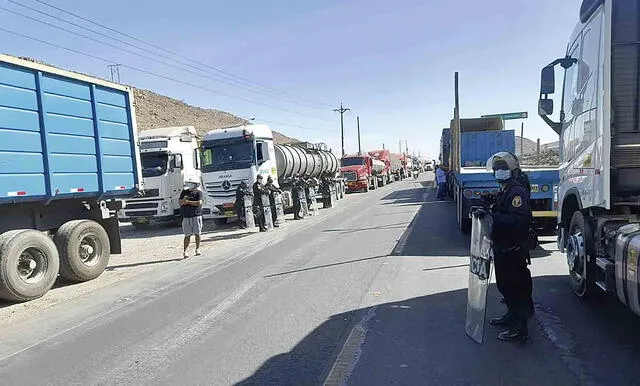 tensión. Camioneros se apostaron la tarde de ayer a un lado de la Panamericana Sur en el kilómetro 48. Solo pasan vehículos menores por la zona.