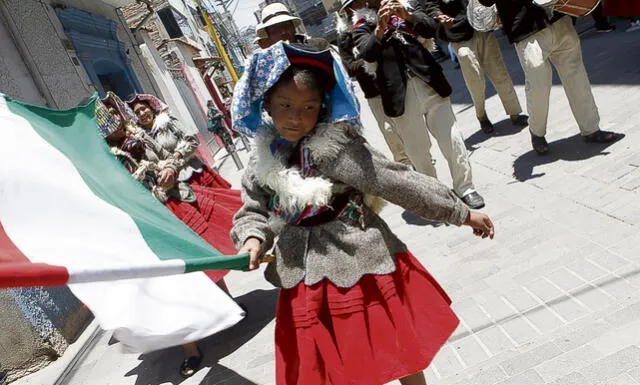Homenaje. Lo que se hereda no se hurta. Una niña acompaña a sus padres que danzan melodías típicas de Azángaro. Foto: Juan Cisneros/ La República