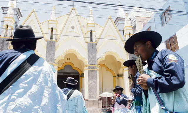 Homenaje. Músicos llegaron hasta la iglesia San Juan donde permanece la virgen de la Candelaria, para rendirle un homenaje. Foto: Juan Cisneros/ La República