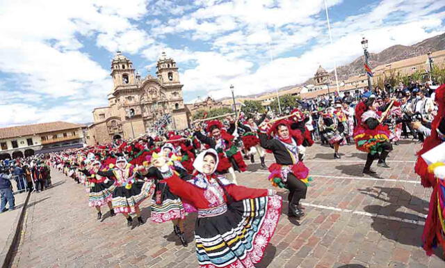 de fiesta. Delegaciones saludaron al Cusco Imperial al compás de las danzas típicas en la plaza mayor.