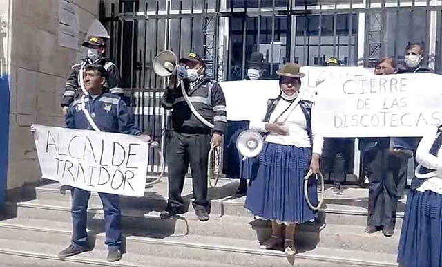 juliaca. Un grupo de ronderos urbanos, con chicote en mano, exigieron al alcalde provincial la declaratoria de emergencia