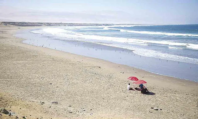 pozo de Lizas.  Una de las playas más concurridas.