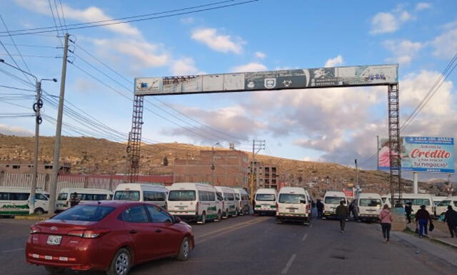 Ingreso zona sur a la ciudad de Puno, exactamente a la altura del sector Salcedo, está bloqueado. Foto: PNP