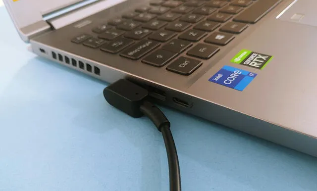 Predator Triton 300 SE conectado a una fuente de energía