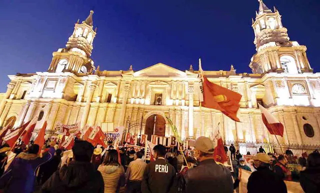 vigilia. En Arequipa, los militantes de Perú Libre aguardaron en la plaza de armas a la espera del voto de los congresistas, decisión postergada hasta hoy. Se movilizaron en la noche.