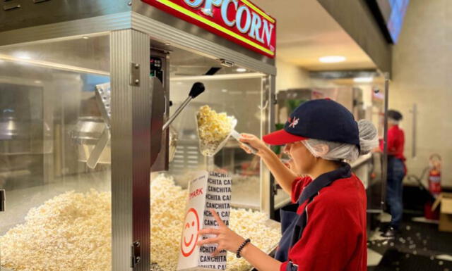 Muchos peruanos optan por llevar sus propios alimentos a las salas de cine, pues en estos establecimientos ciertos productos son más caros. Foto: Radio Nacional   
