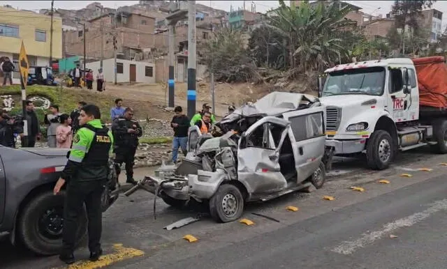 Rescate de copiloto atrapado entre dos tráileres en Ventanilla tras choque en la vía. Foto: Silvana Quiñonez/LR. Rescate de copiloto atrapado entre dos tráileres en Ventanilla tras choque en la vía. Foto: Silvana Quiñonez/LR.