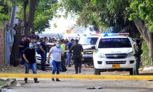 Se observa a las fuerzas de seguridad en el lugar de una explosión cerca del aeropuerto de Camilo Daza. Foto: AFP