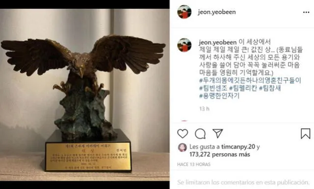 Premio entregado a Jeon Yeo Been por el equipo de Vincenzo. Foto: Instagram