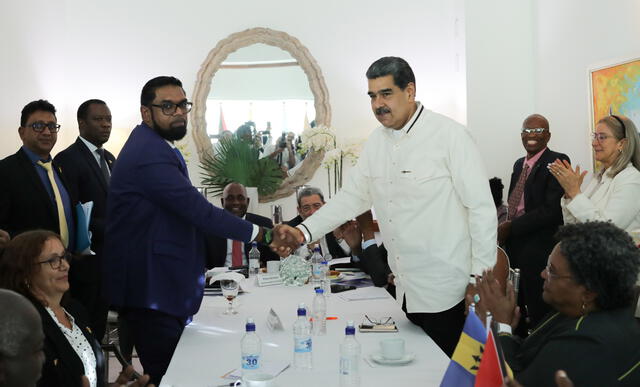  Nicolás Maduro se reunió con el mandatario de Guyana, Irfaan Ali, en Argyle, cerca de Kingstown (San Vicente y las Granadinas). Foto: EFE    