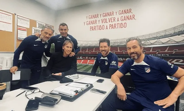 Ricardo Gareca en las instalaciones del cuadro colchonero, junto con Simeone y su comando técnico. Foto: Instagram.   