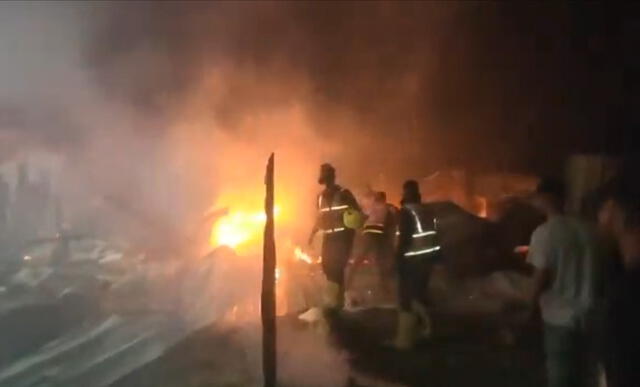 La explosión causó un incendio masivo que se extendió rápidamente, consumiendo varias estructuras. Foto: AFP.   