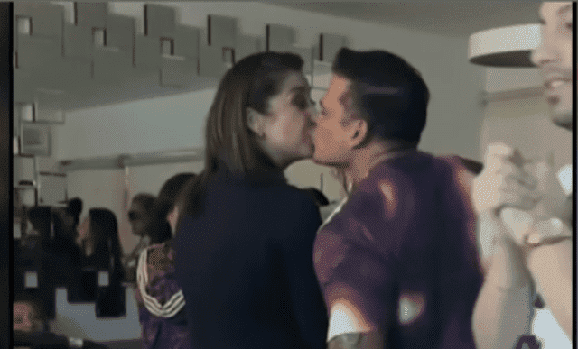 Beso entre Karla Tarazona y Christian Domínguez en cumpleaños del cantante. Foto: ATV   