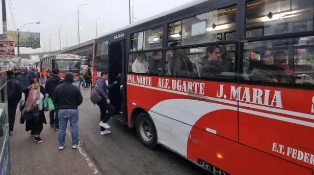 Pasajeros a borde de buses de transporte público en medio del paro nacional de transportistas. Foto: Kevinn García   