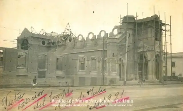 La Basílica de Maria Auxiliadora en la víspera del 28 de julio de 1921. Foto: Archivo Histórico Salesiano del Perú