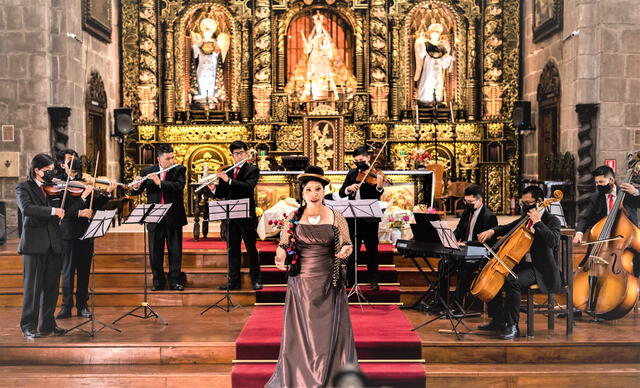 Soprano, Gladis Huamán y músicos de la Orquesta Sinfónica del Cusco.