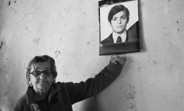 Madre de Floreal Avellaneda junto a una foto de su hijo, cuyo cuerpo presento signos de empalamiento. Foto: Agencia Andar   